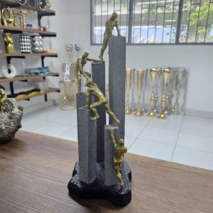 Trofeo escultura premio trabajo en equipo ventas escalada meta